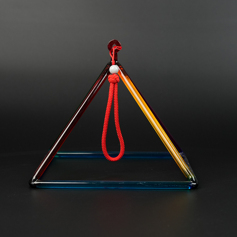 Värillinen kristallilaulupyramidi Värillinen kristallilaulupyramidi